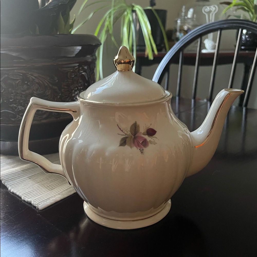 Sadler England Roses Ribbed Teapot - Picture 3 of 8